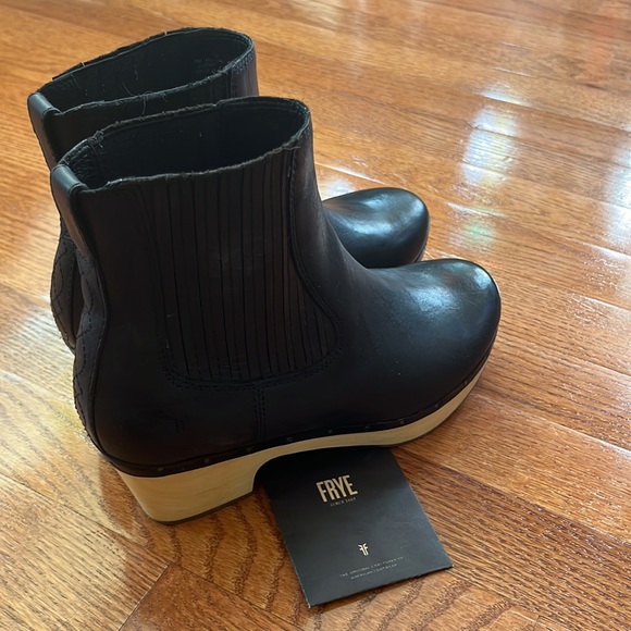 NWOT Frye Odessa Chelsea Boots - Picture 5 of 10
